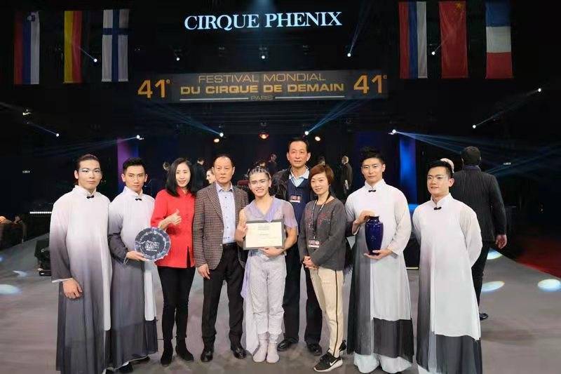 中青年|湾区春晚“太空杂技”惊艳所有人！钢丝人唐哲：我就像令狐冲