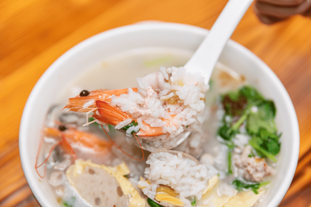 猫仔粥吃的时候一定要先喝汤,汤头十足的鲜美,是筒骨文火炖上一夜的