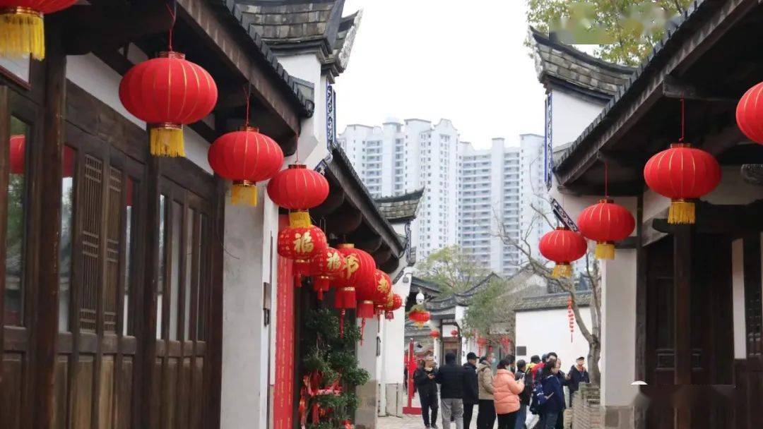 文明出游和平街增添最美人文风景