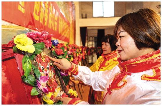 出發前,隊員給牌燈貼上生肖圖案.