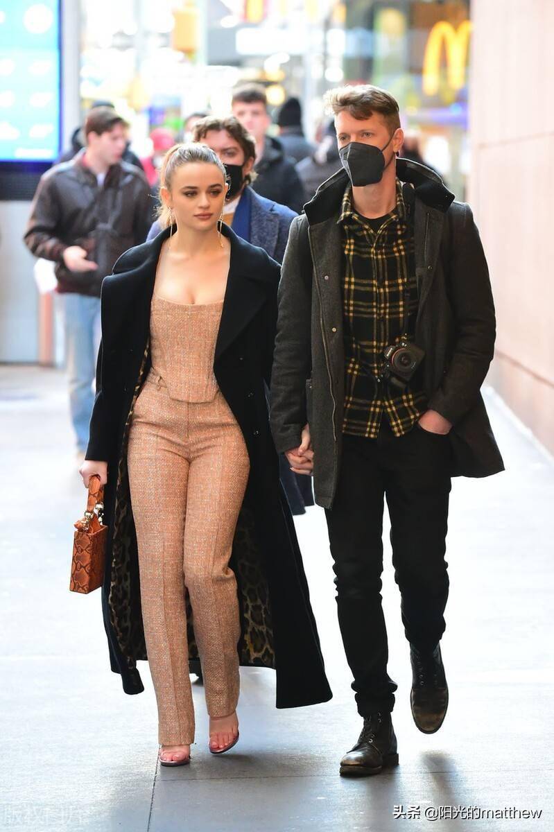 乔伊金抹胸连体衣搭毛呢大衣与男友现身街头二人牵手大方秀恩爱