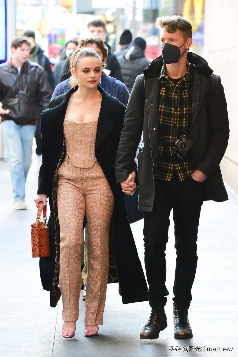 乔伊金抹胸连体衣搭毛呢大衣与男友现身街头二人牵手大方秀恩爱