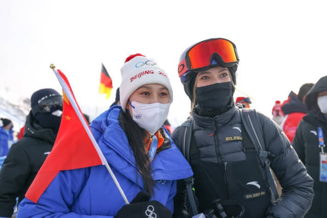 爱凌|单板滑雪赛场，谷爱凌来为队友加油助威了