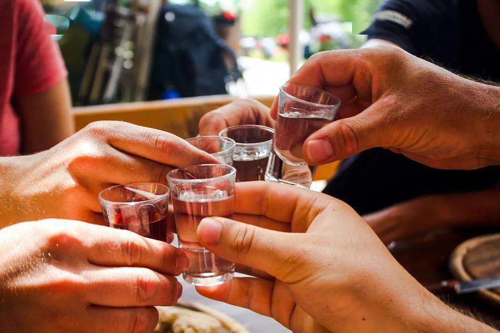 一場飯局,沒有強行勸酒,廣東男子溫某主動敬酒喝了點酒,卻不幸誘發