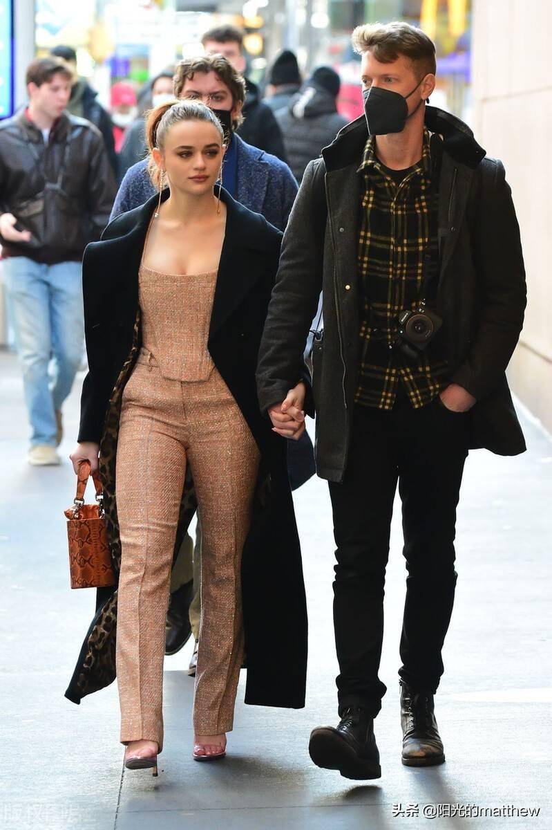 乔伊·金抹胸连体衣搭毛呢大衣与男友现身街头二人牵手大方秀恩爱