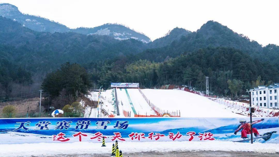 5公里,滑雪场三面环山,高山流水美景让人心旷神怡.