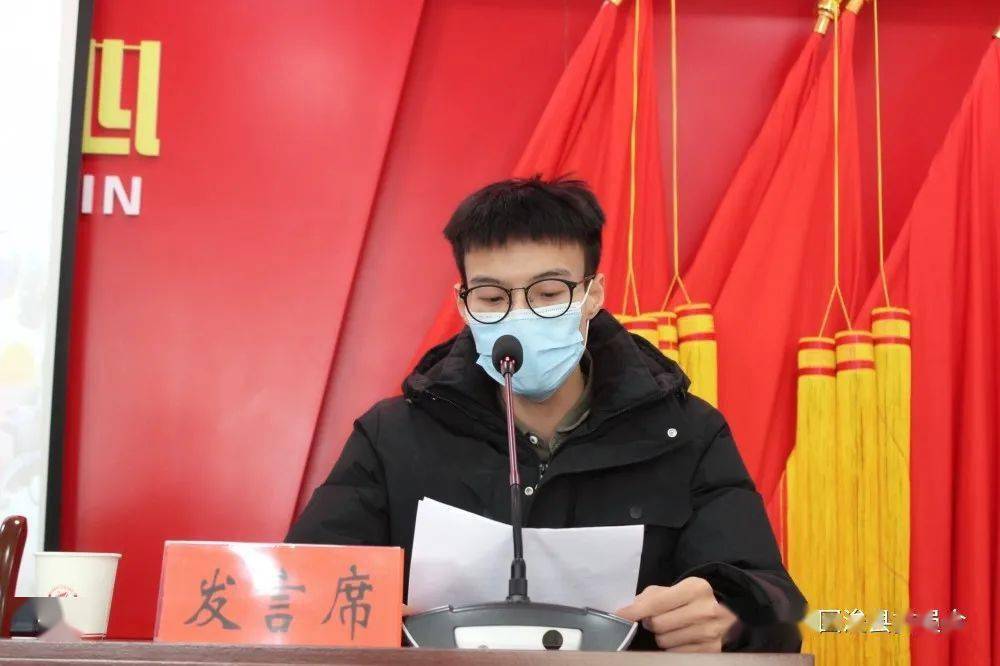 "返家乡"大学生代表耿佳鑫,李鹏分享了自己的社会实践收获与感想.