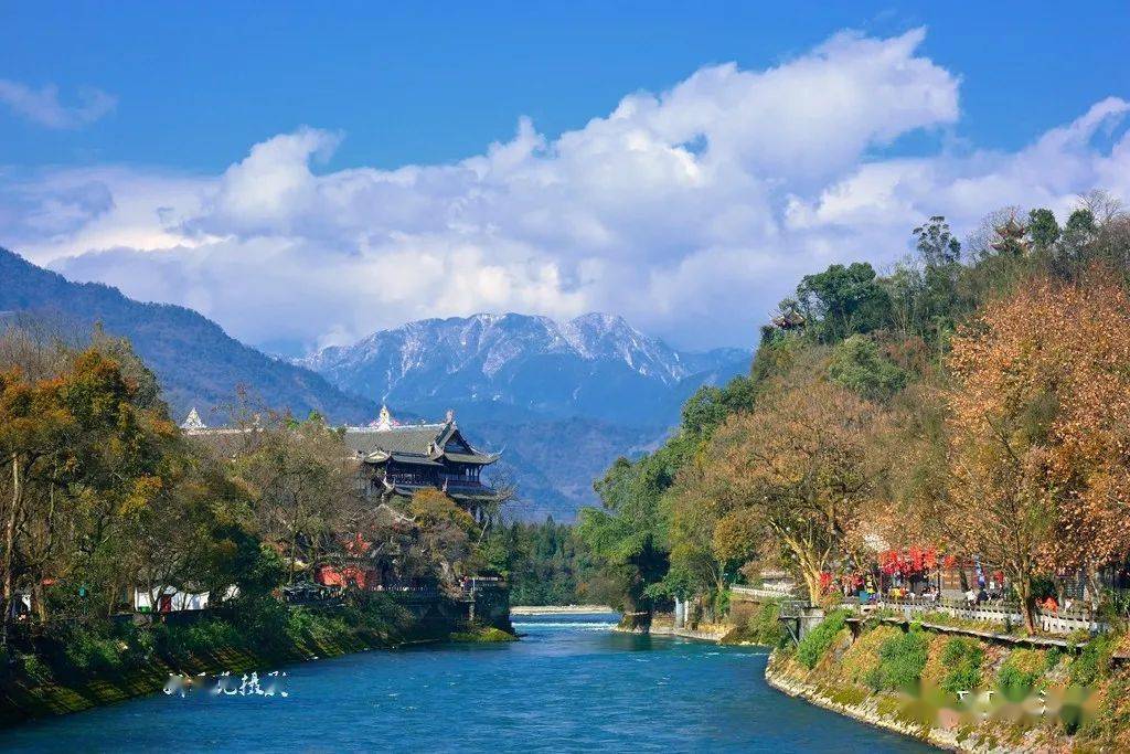 生活|阳光、雪山与冰雪城，一场美妙的化学反应在都江堰蔓延开来......