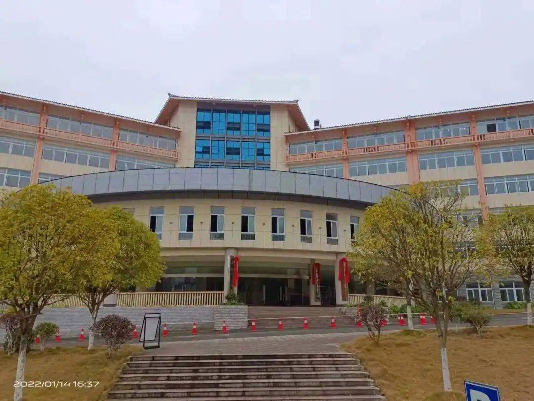 市老年大学位于旗峰坝民政福利中心院内,学校功能齐全,设施完备,师资