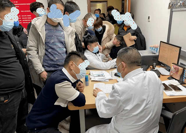 第一天郑大一附院人潮汹涌有的患者排队排到