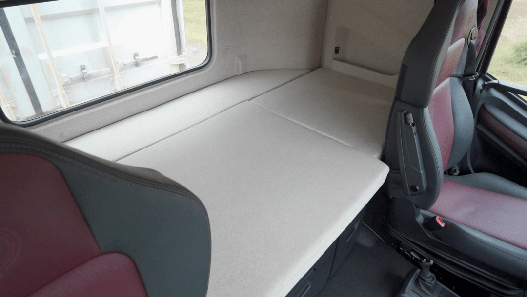 鲁前进对j6v的舒适性赞不绝口:"我对平地板驾驶室空间和卧铺是最满意