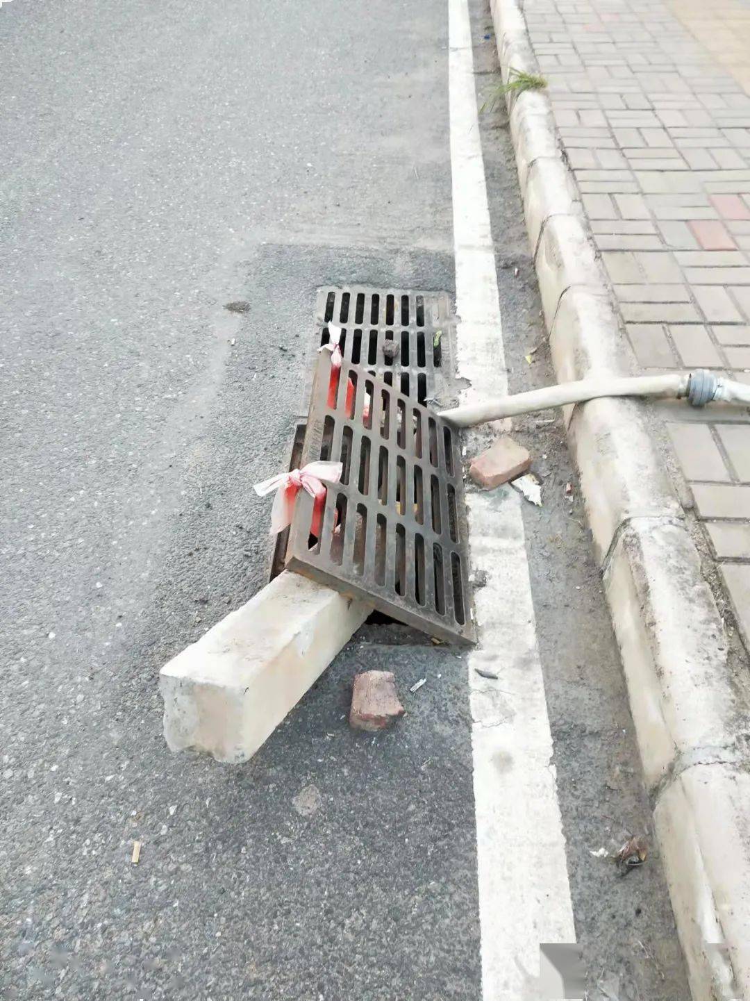 大湖溪这里路边井盖被掀起,存交通安全隐患_水口仔_处理_专用