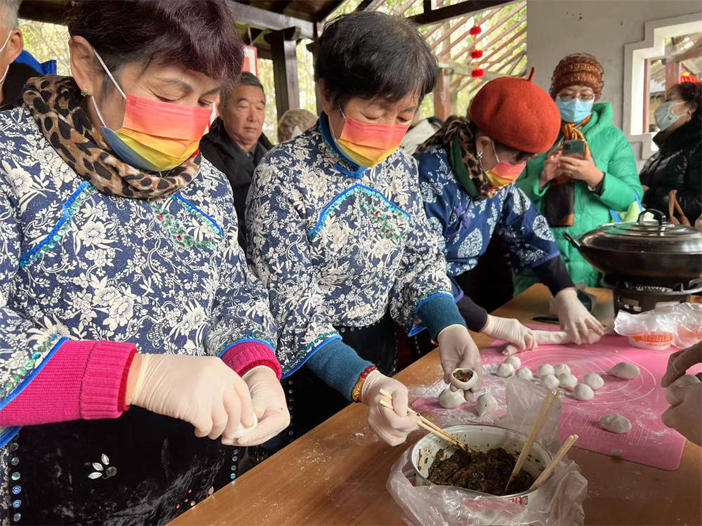 市民|舞龙狮、包汤圆、猜灯谜，上海三林古镇雨中闹元宵