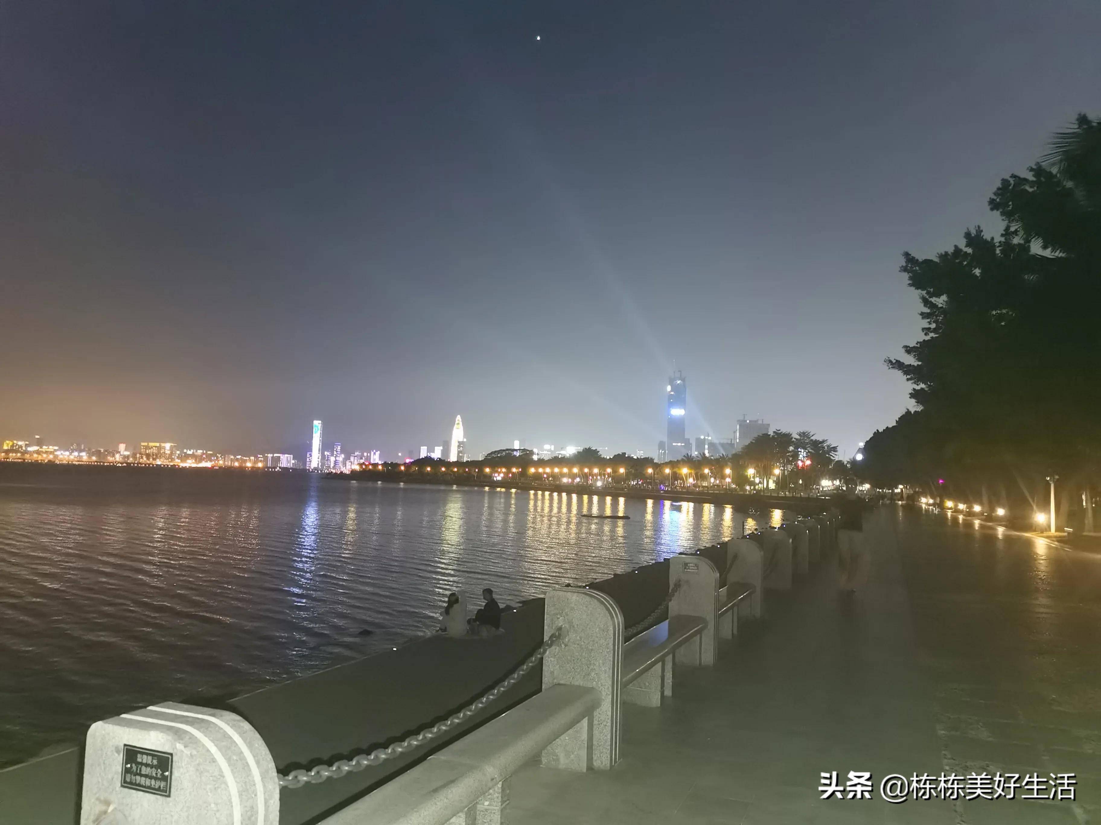 深圳湾的夜景 远处的灯光 港珠澳大桥 夜幕下的香港 灯光 夜景 大桥