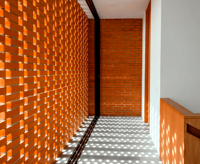 效果既能让光线平和的进入室内独特的红砖堆砌法可以形成带孔的墙面