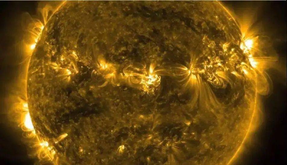 马斯克一口气烧了40个卫星，就因为太阳打了个喷嚏。