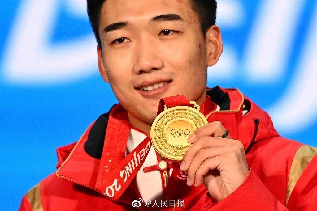 五星红旗|韩国运动员一个动作后，高亭宇跳上冠军领奖台！