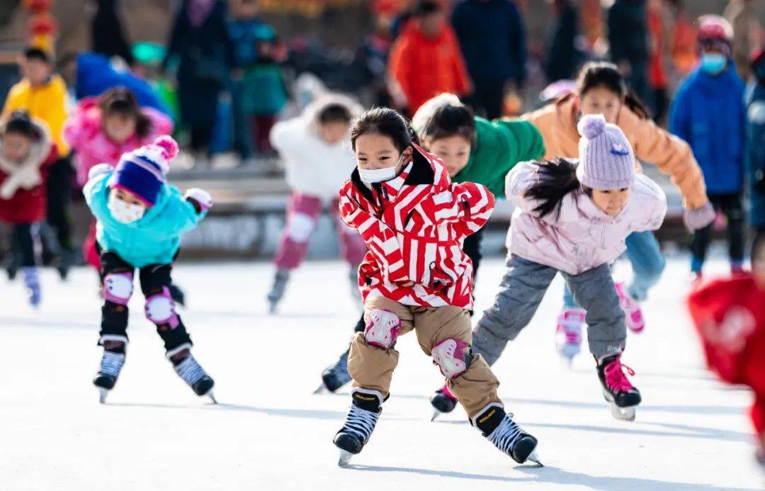 儿童参加冰雪运动图片图片