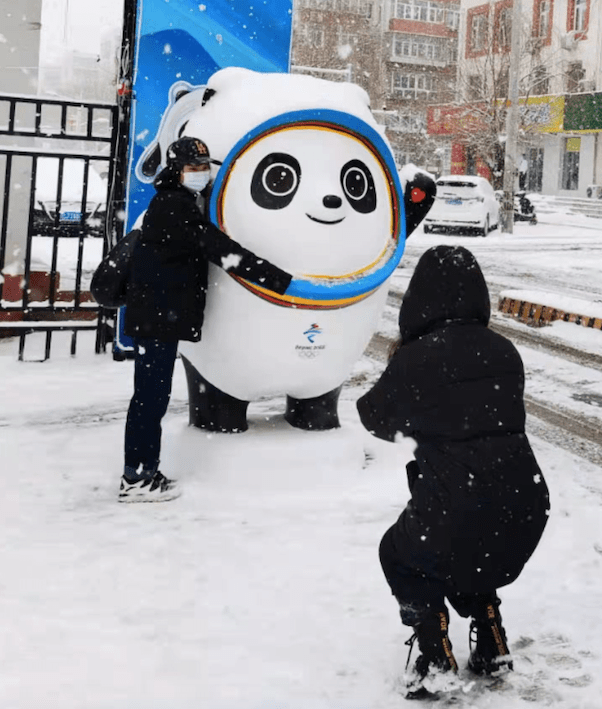 雪景|冬奥城市景观成热门打卡点，跟冰墩墩、雪容融合影得排队