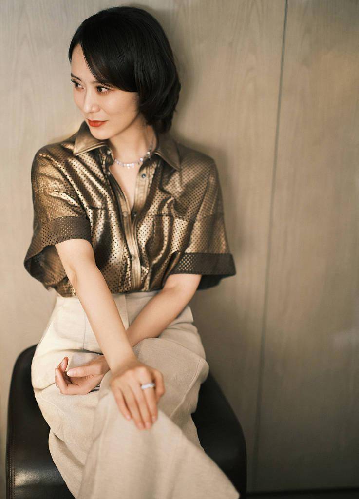 海清时尚写真释出香槟缎面衬衣典雅摩登