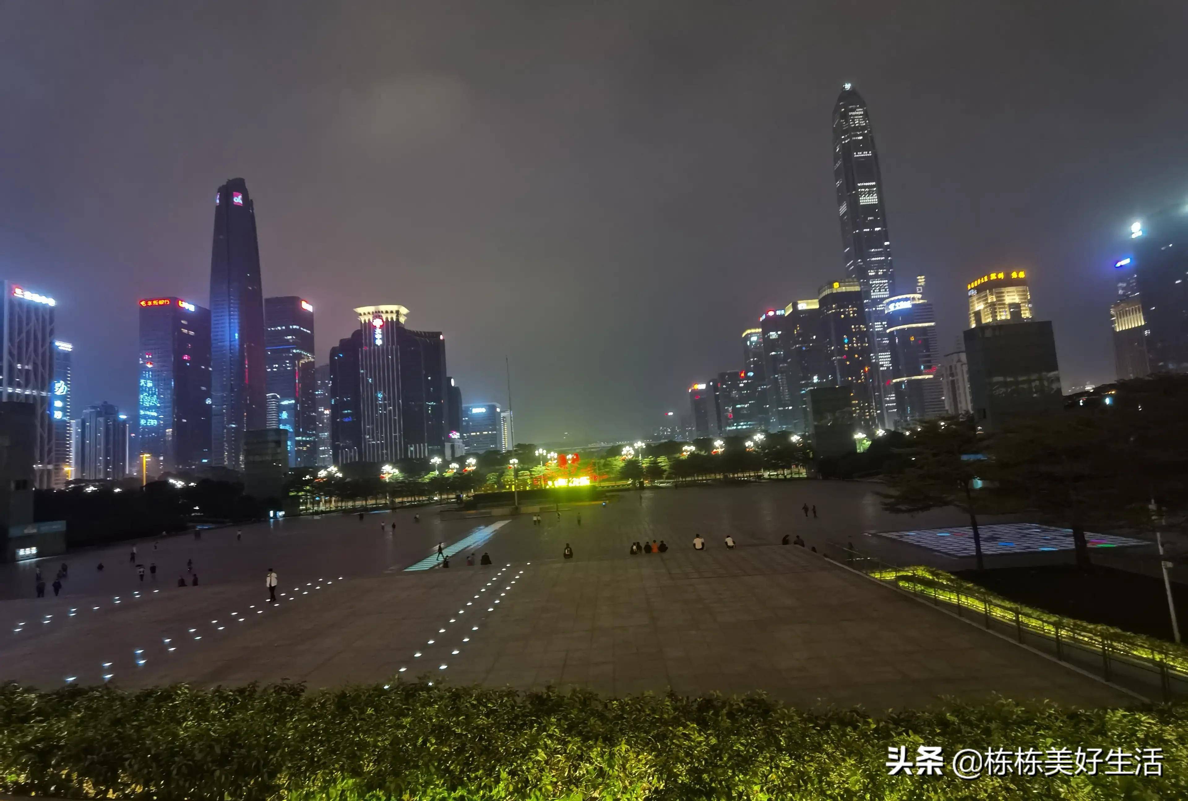 深圳市民广场的夜晚,灯光闪烁,人流攒动