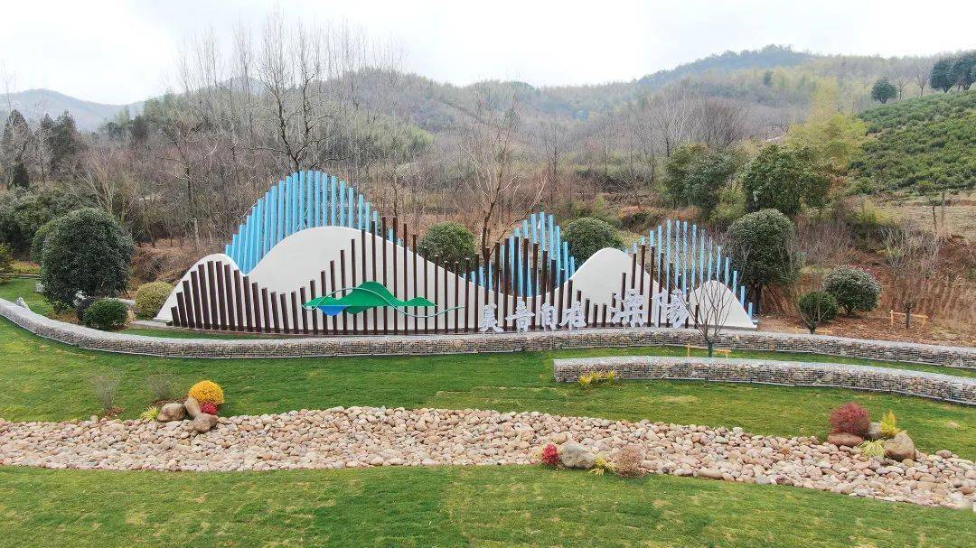 往日破败的节点景观不见了,取而代之的是造型各异的景石,色彩斑斓的四