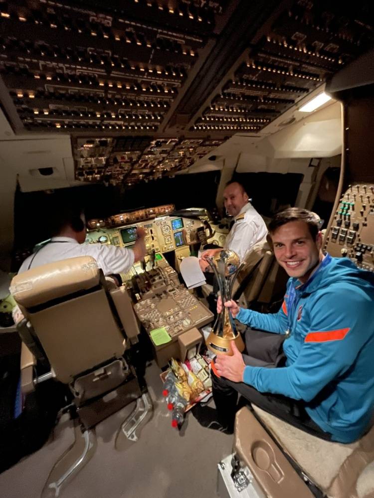 阿兹皮利|全队乘飞机回伦敦，切尔西官推发布AZP拿着奖杯坐在驾驶舱的照片