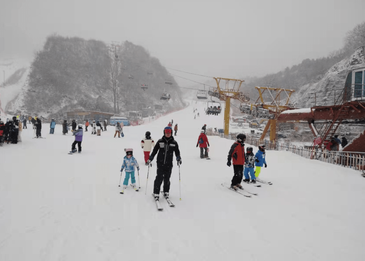 乐享|雪天滑雪太酷了！市民滑雪场乐享冰雪运动