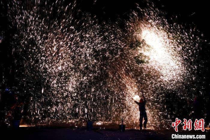 墩村|福建莆田“打砂花”闹元宵 铁树银花寄祈愿