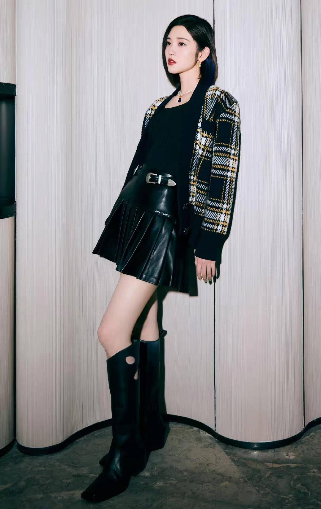 唐艺昕生娃后气质大变丝袜腿演绎性感魅惑哪里像是孩子妈