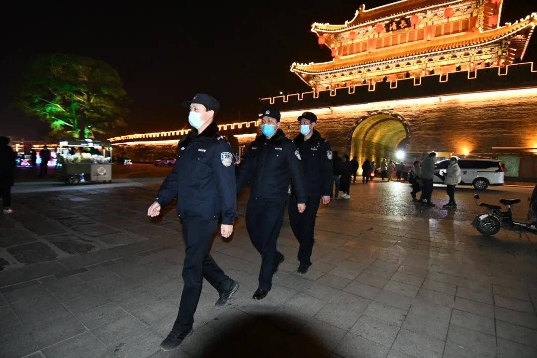 平安守护丨 古城夜色美 民警执勤忙_浚县_河南省_秩序