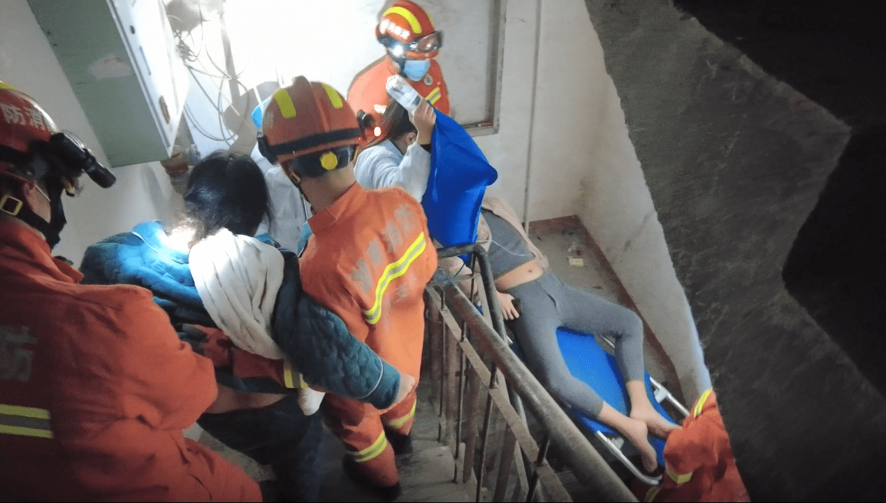 湘西一家三口液化气中毒晕倒,消防,医护接力抢救_古丈县_救援_民房