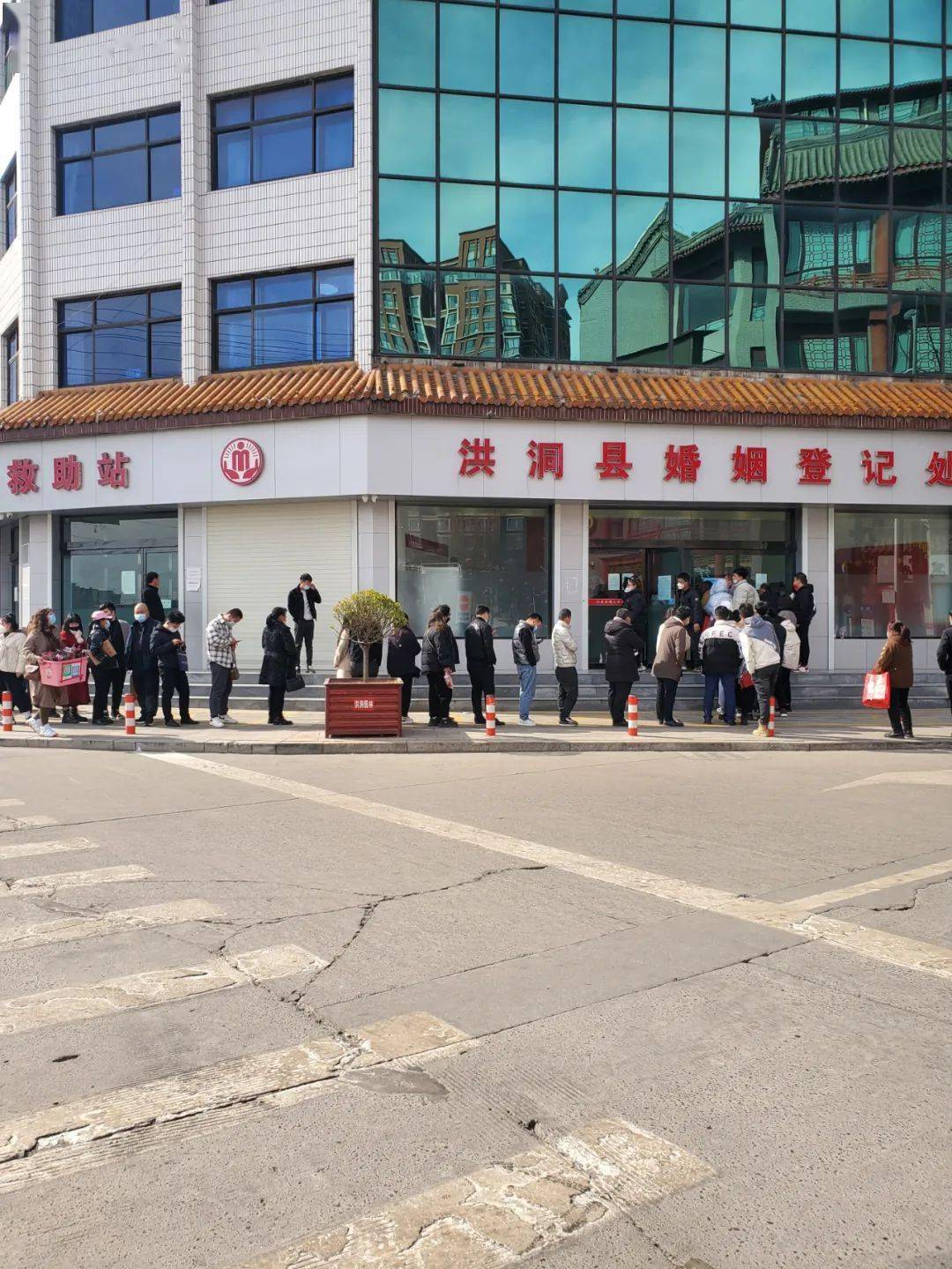 洪洞:民政局门口拍到的一幕…_什么_礼物_婚姻