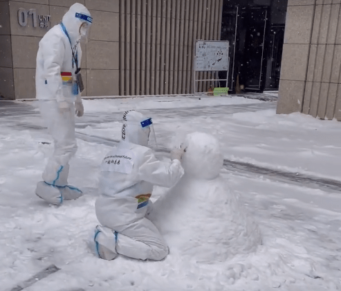 社交|外国运动员晒雪中冬奥村开心时刻：打雪仗、围观堆雪人