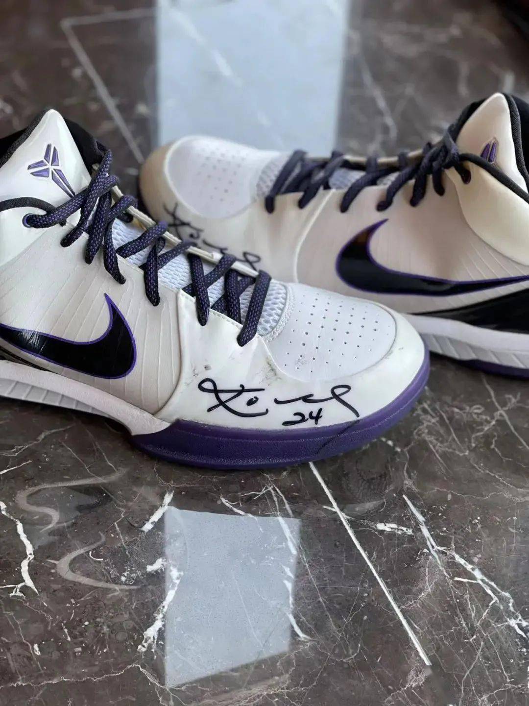 网友分享 | 科比亲穿亲签的球鞋!德罗赞都没有!