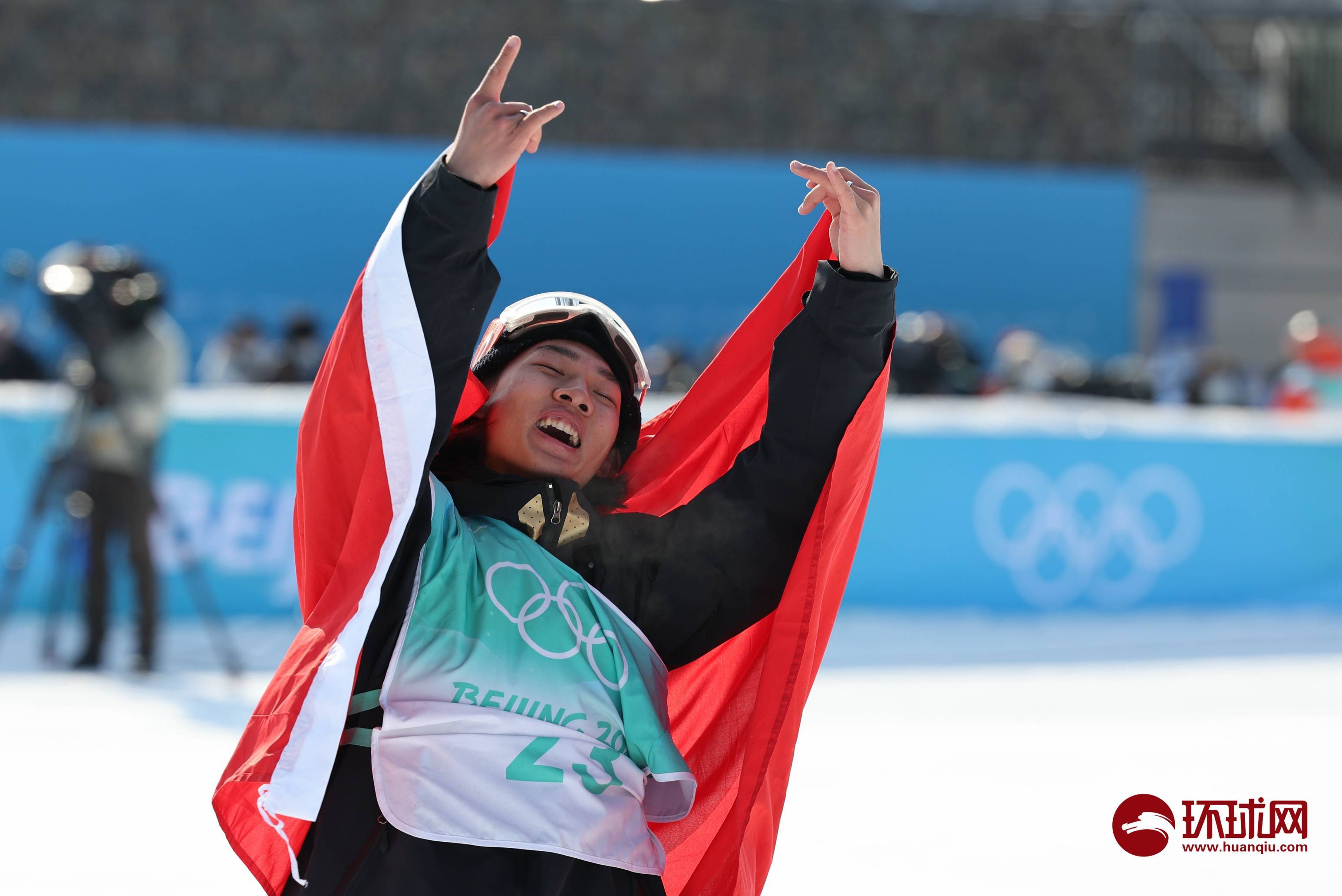 奪冠後,蘇翊鳴身披五星紅旗_冬奧會_金牌_李昊