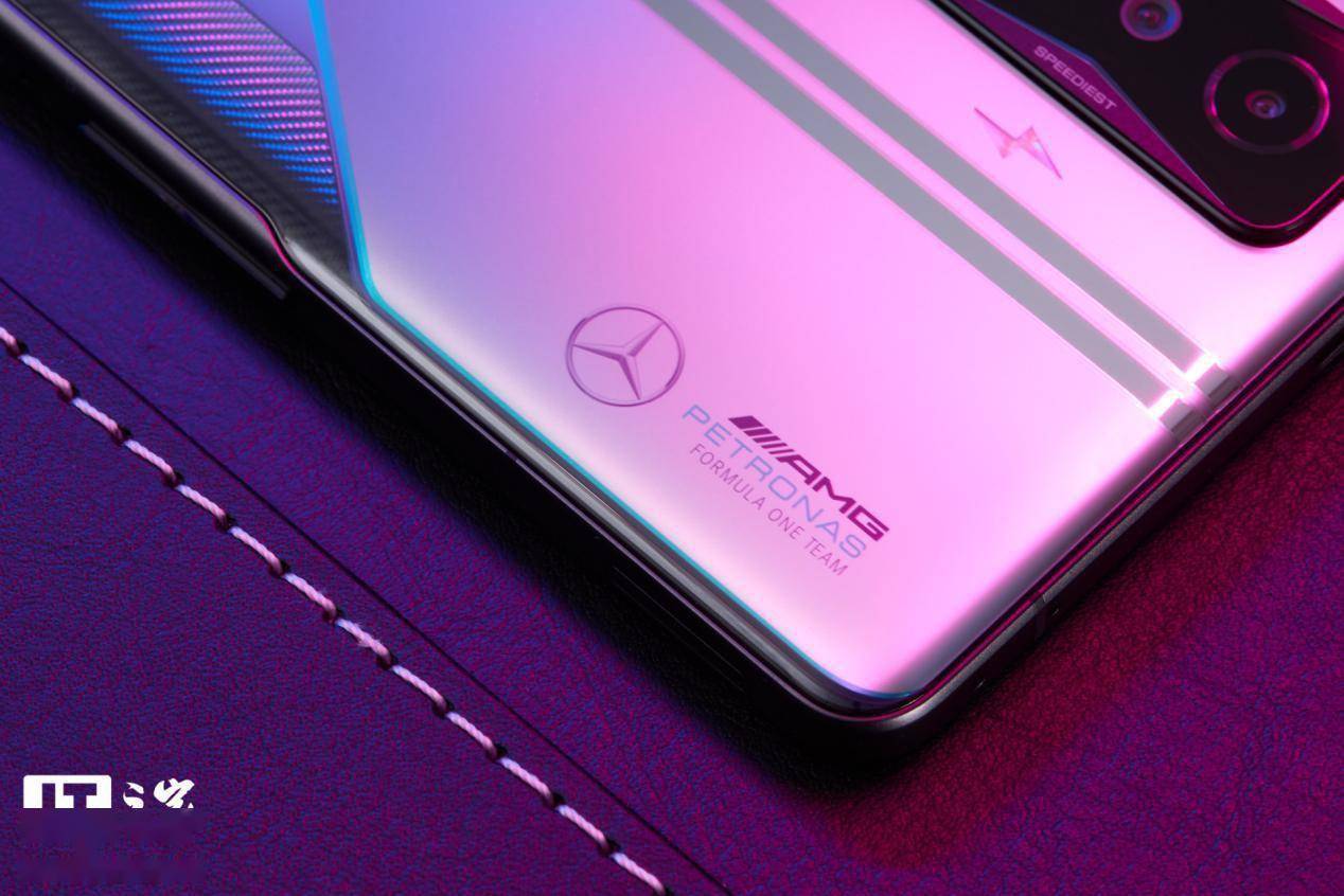 Redmi K50 冠军版图赏：AMG 联名、磁动力肩键加持的硬核手机