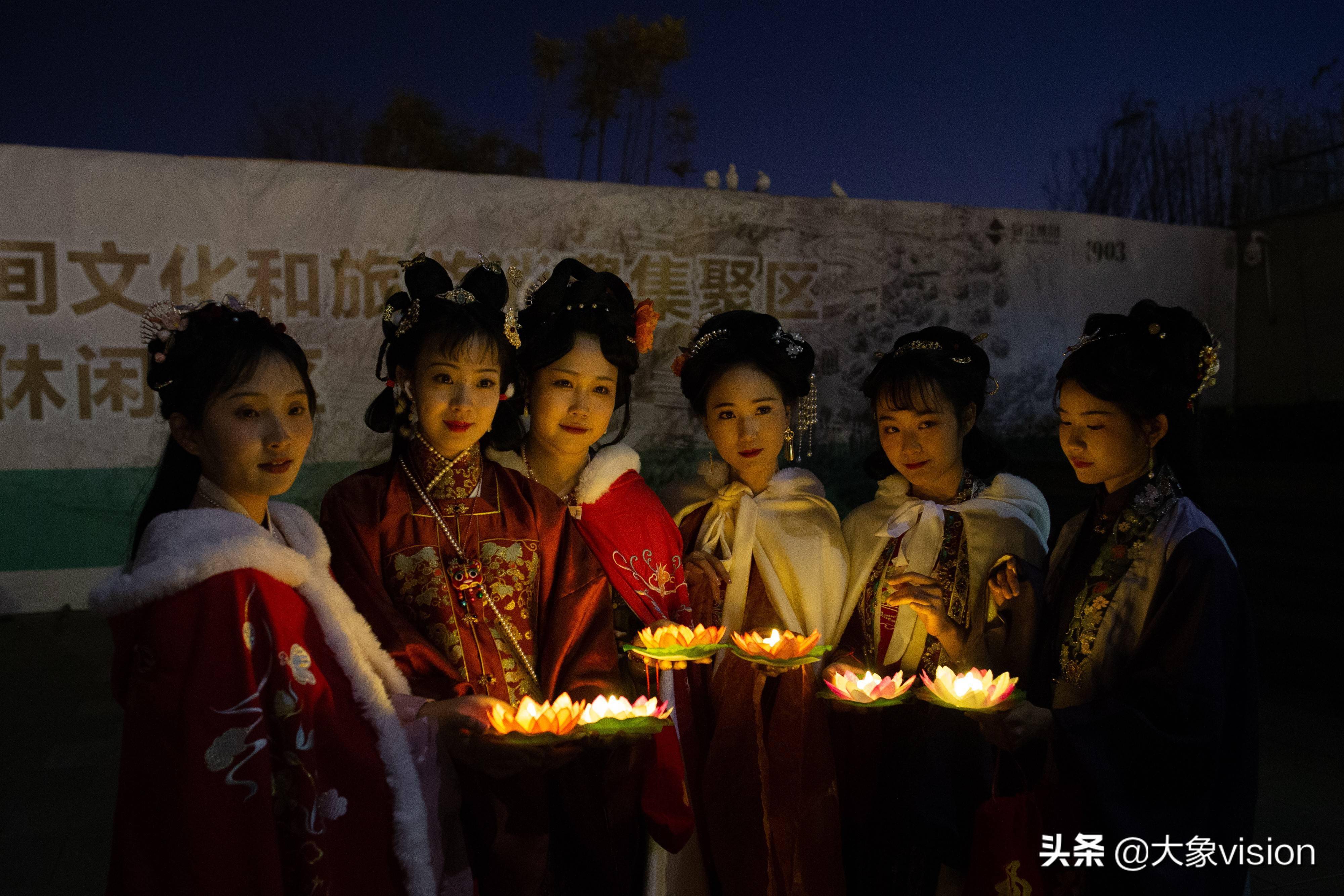 画面太唯美 汉服女生水边放河灯祈福_人们_云湖_佳节