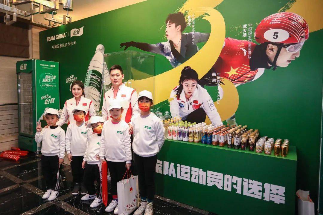 (运动员王禹森,刘蕙瑕与青少年合影留念(现场观众共同在横幅签名送上