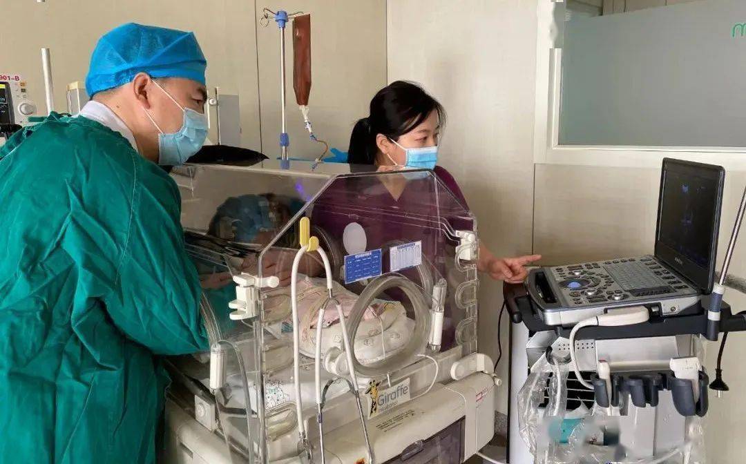 术后第二日,郭云宝床旁查看患儿,并请新生儿科超声医生进行术后监测.