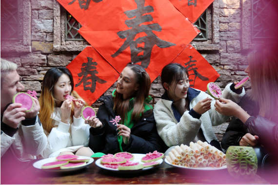 中国|沂蒙小山村民俗表演精彩纷呈 吸引来大量中外游客