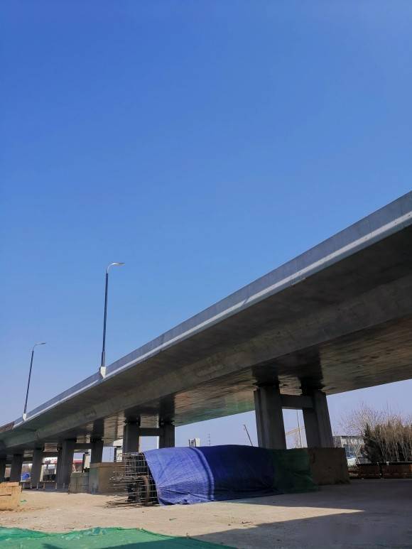 淄博首座高架路网金晶大道快速路,部分高架路段已开始安装路灯