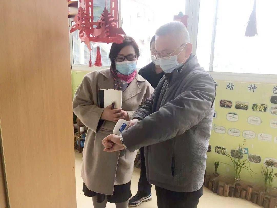 区教育工作党委书记姚辉一行先后到花桥村小学,中山二小,方塔小学