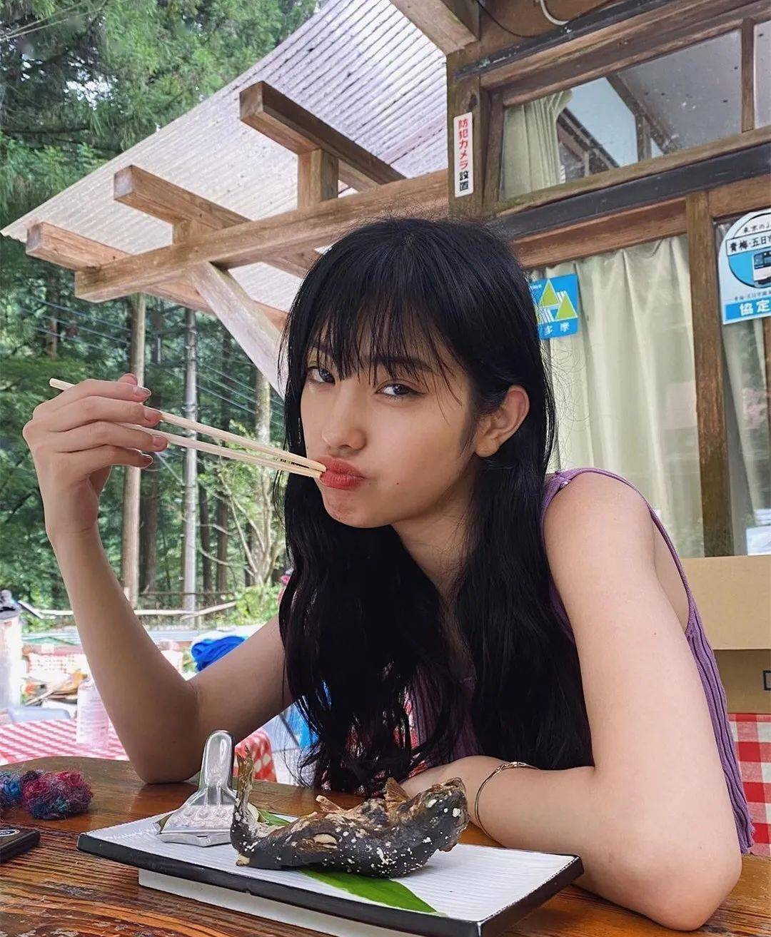 尤其是她不笑的时候,给人一股冷漠的距离感,颇有一种伊藤润二创作的