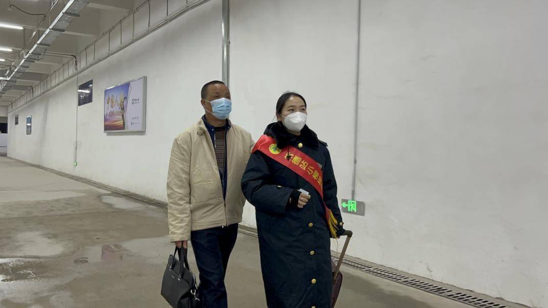 在持续保持联系的半个月后,谢文井在1月27日下午乘坐k536次列车,于28