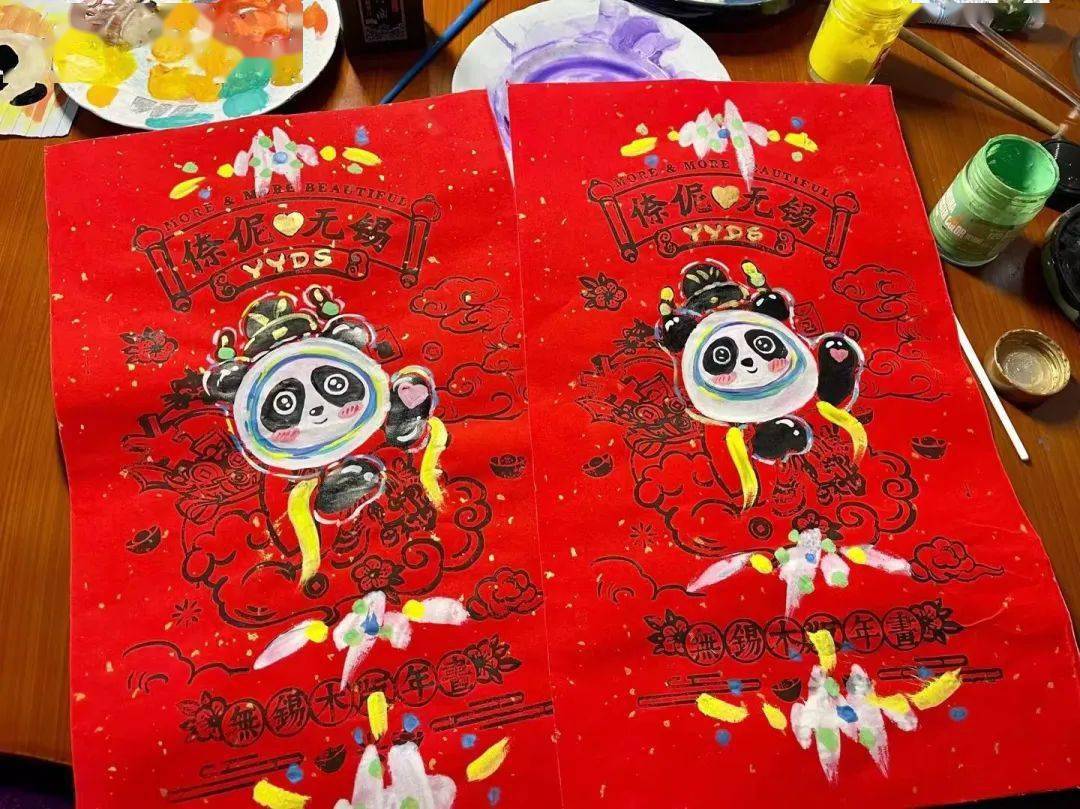 无锡纸马传承人陶晓梦创作了纸马"冰墩墩",喜气洋洋,萌态十足,创新版