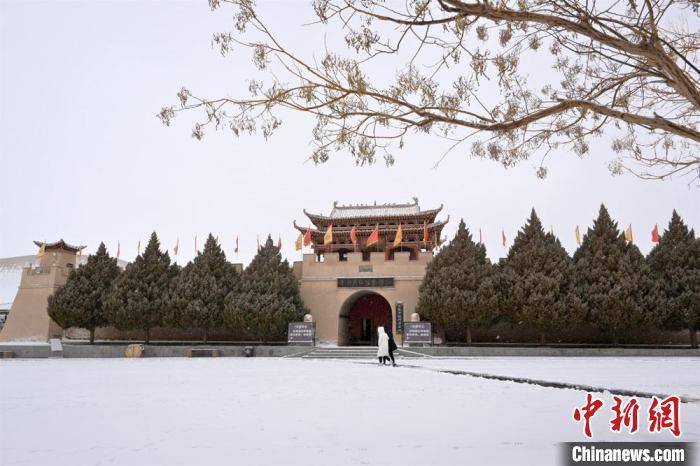 沙雪|敦煌大漠披银装：沙雪交融似一幅水墨山水画