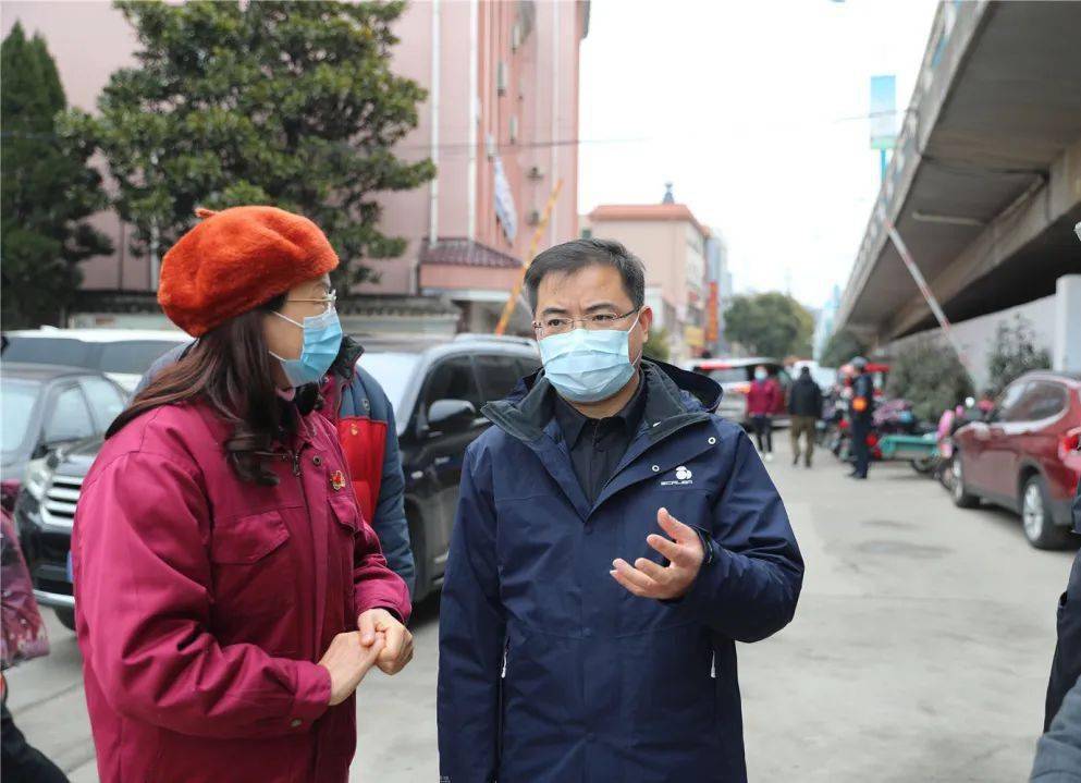 王亚方先后来到金香社区,三角滩村,福民村等核酸检测采样点,实地查看