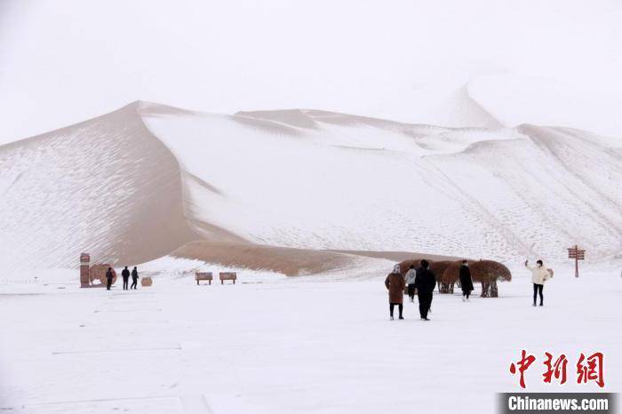 沙雪|敦煌大漠披银装：沙雪交融似一幅水墨山水画