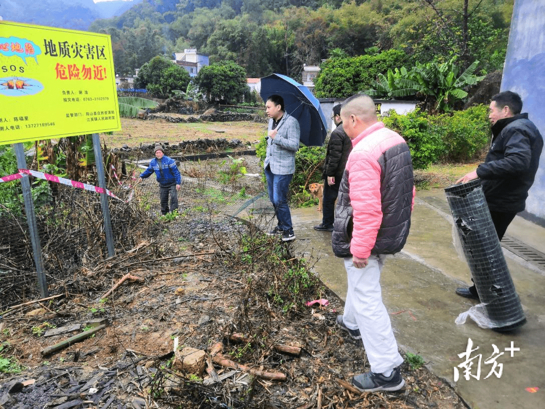 加強防範,江英鎮黨員幹部全員出動開展地質災害隱患